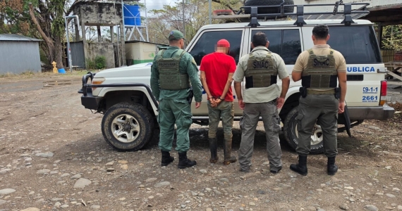 Atentan contra símbolo nacional, sorprenden a cazador armado con dos venados destazados