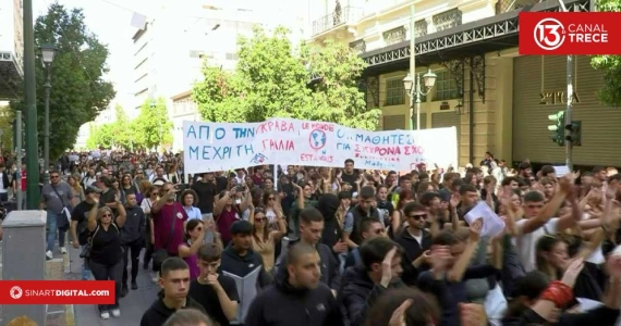 Estudiantes, profesores y funcionarios protestan en Grecia, "como en Francia"