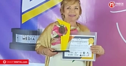 Locutora Rosa María Solano premio a la excelencia