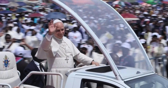 El papa denuncia la explotación durante su visita al noreste de Angola