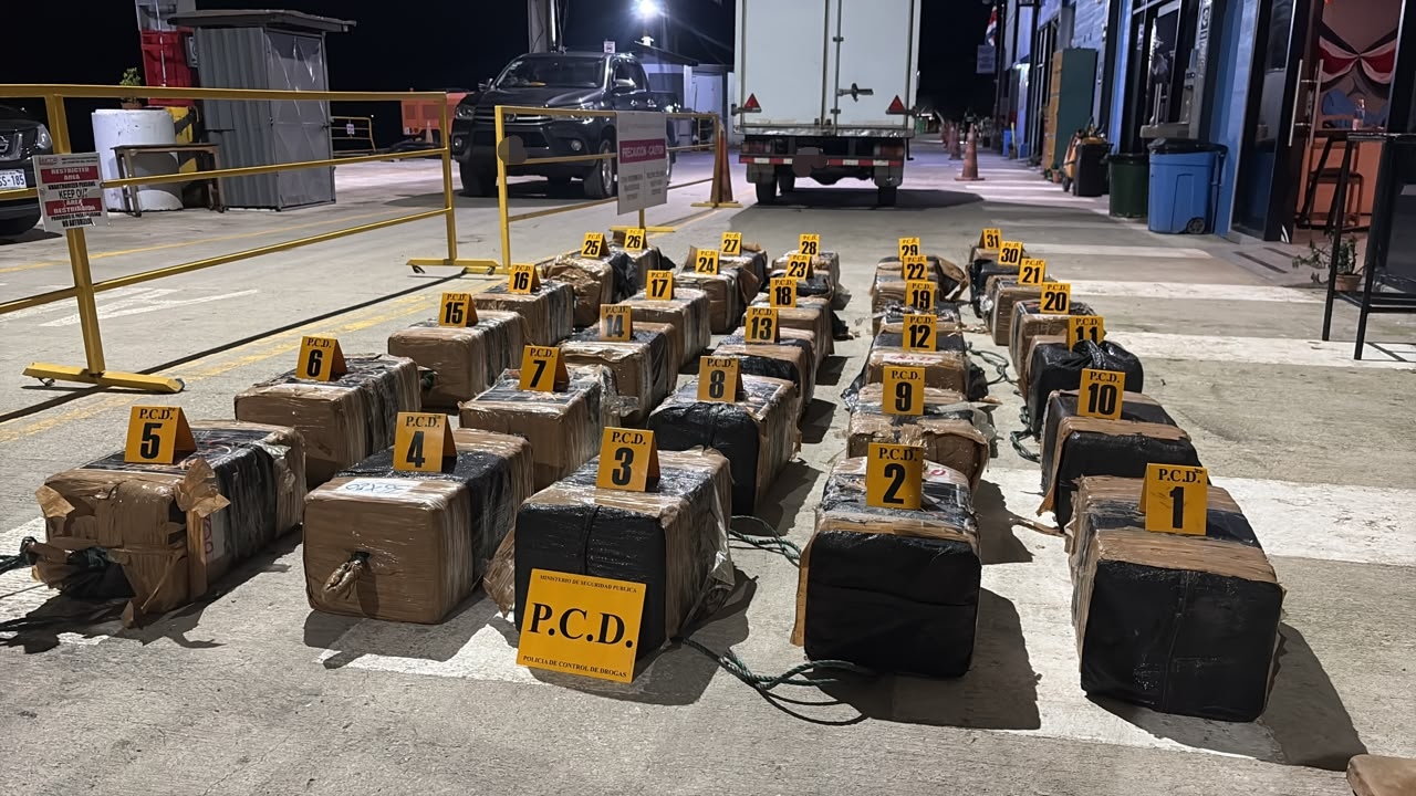 Policía decomisa casi dos toneladas de cocaína y detiene a dos sospechosos en el sur del país