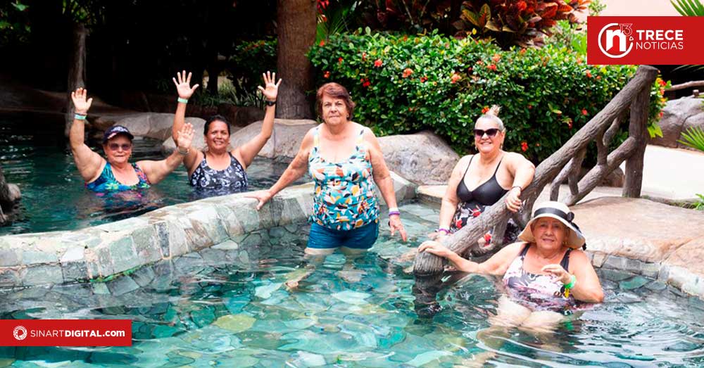185 adultos mayores pasearon en La Fortuna invitados por ICT