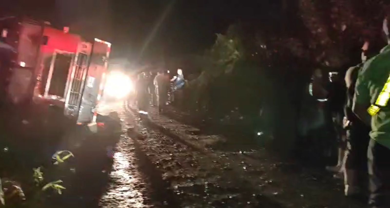 Cuatro personas fueron trasladadas al hospital tras vuelco de camión en Limón