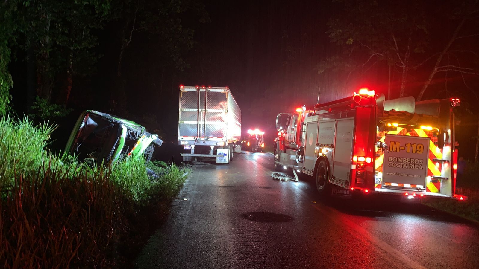 12 personas fueron trasladadas al hospital luego de accidente de autobús en Sarapiquí