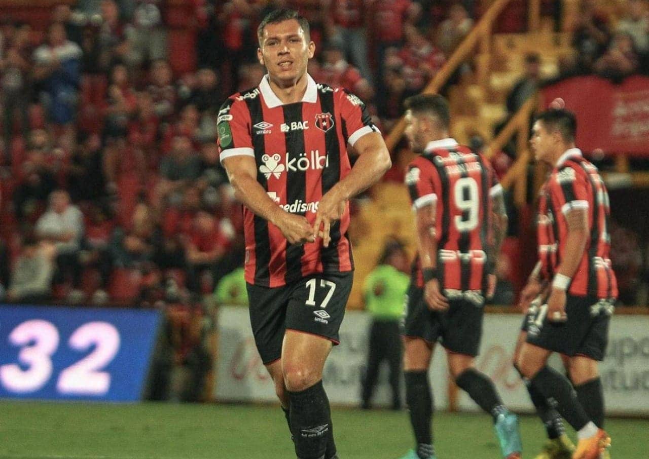 Alajuelense suma de tres antes de su juego con el líder el sábado