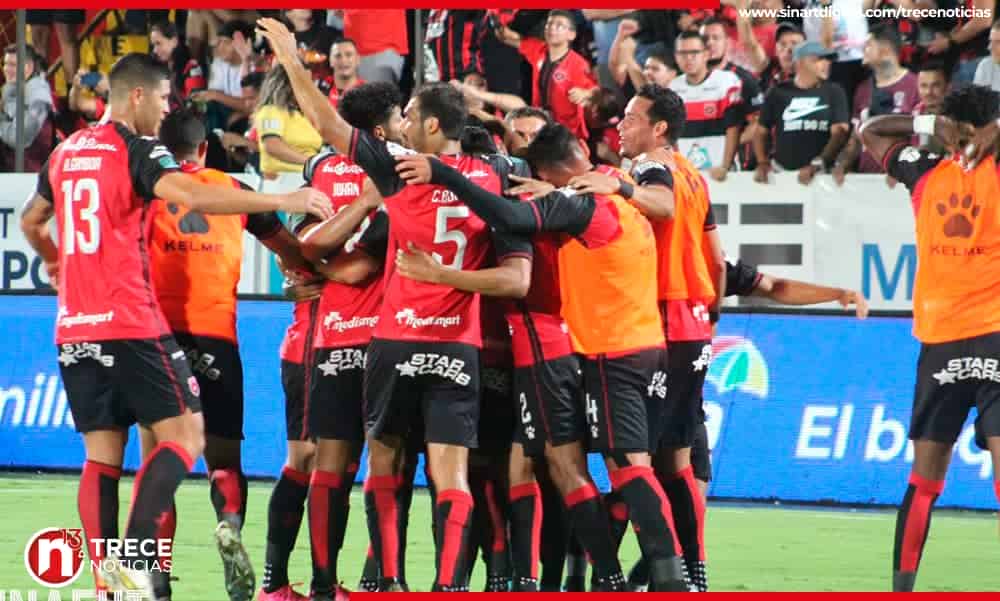 Alajuelense propina goleada al Saprissa y ve de reojo una gran final