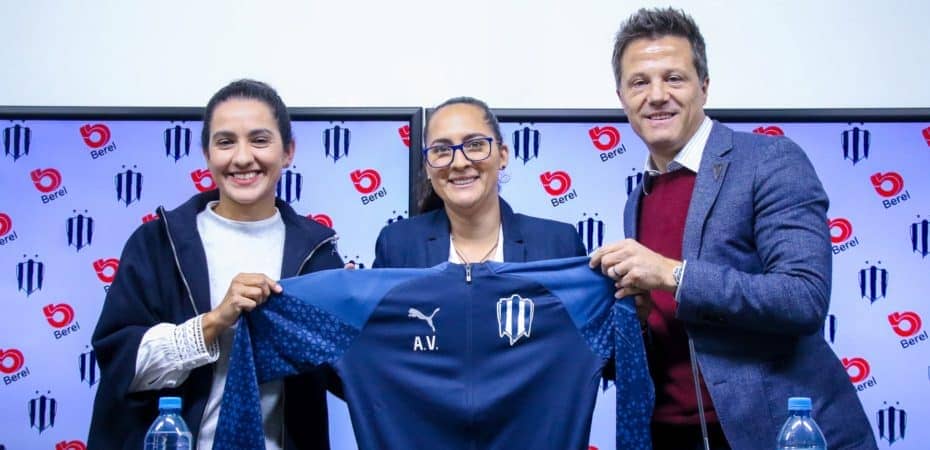 Amelia Valverde es premiada en México
