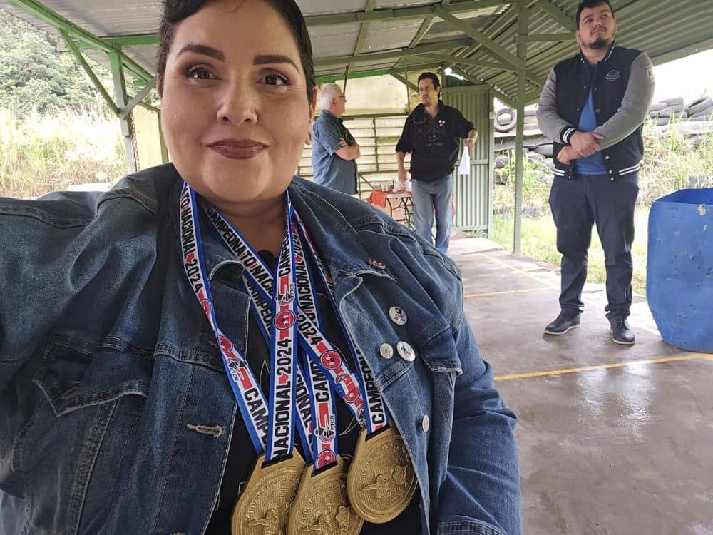 Paola Arana regresa bañada en oro
