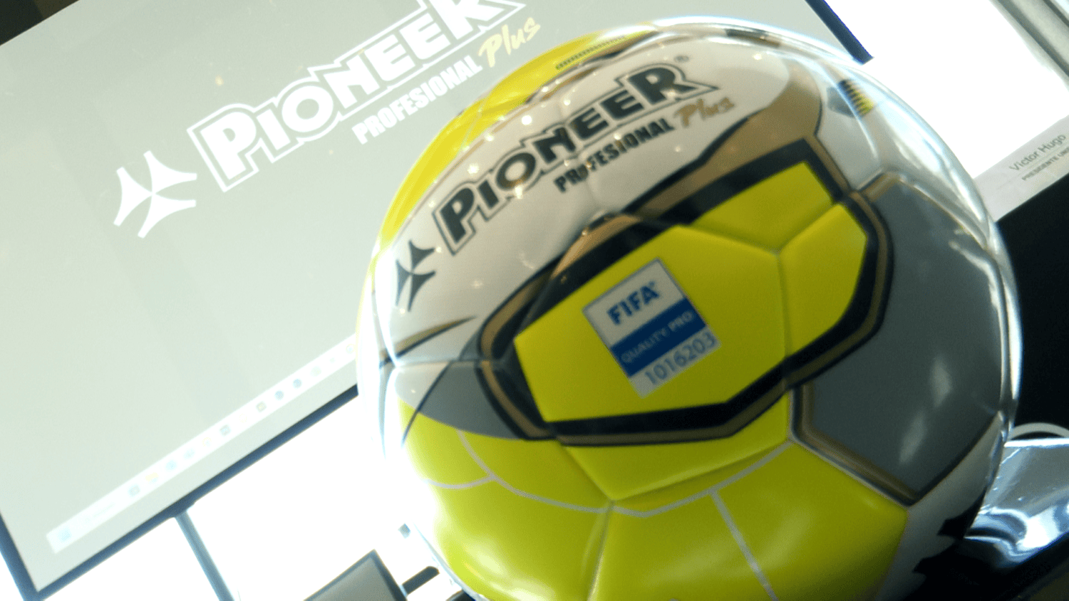 Jugadoras del fútbol femenino ahora si utilizarán balón resistente al agua 