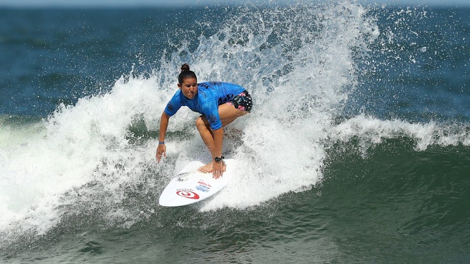 Promesa costarricense para estar en los Olímpicos, Brisa Hennessy, volvió a la competición del surf