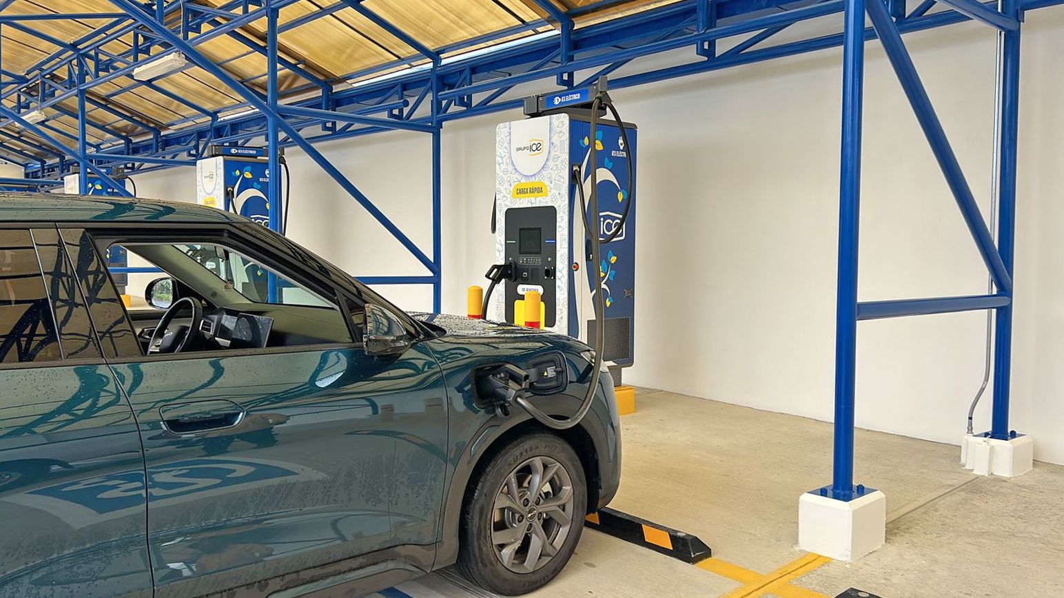 Guápiles estrena la primera estación de carga rápida para vehículos eléctricos del Caribe