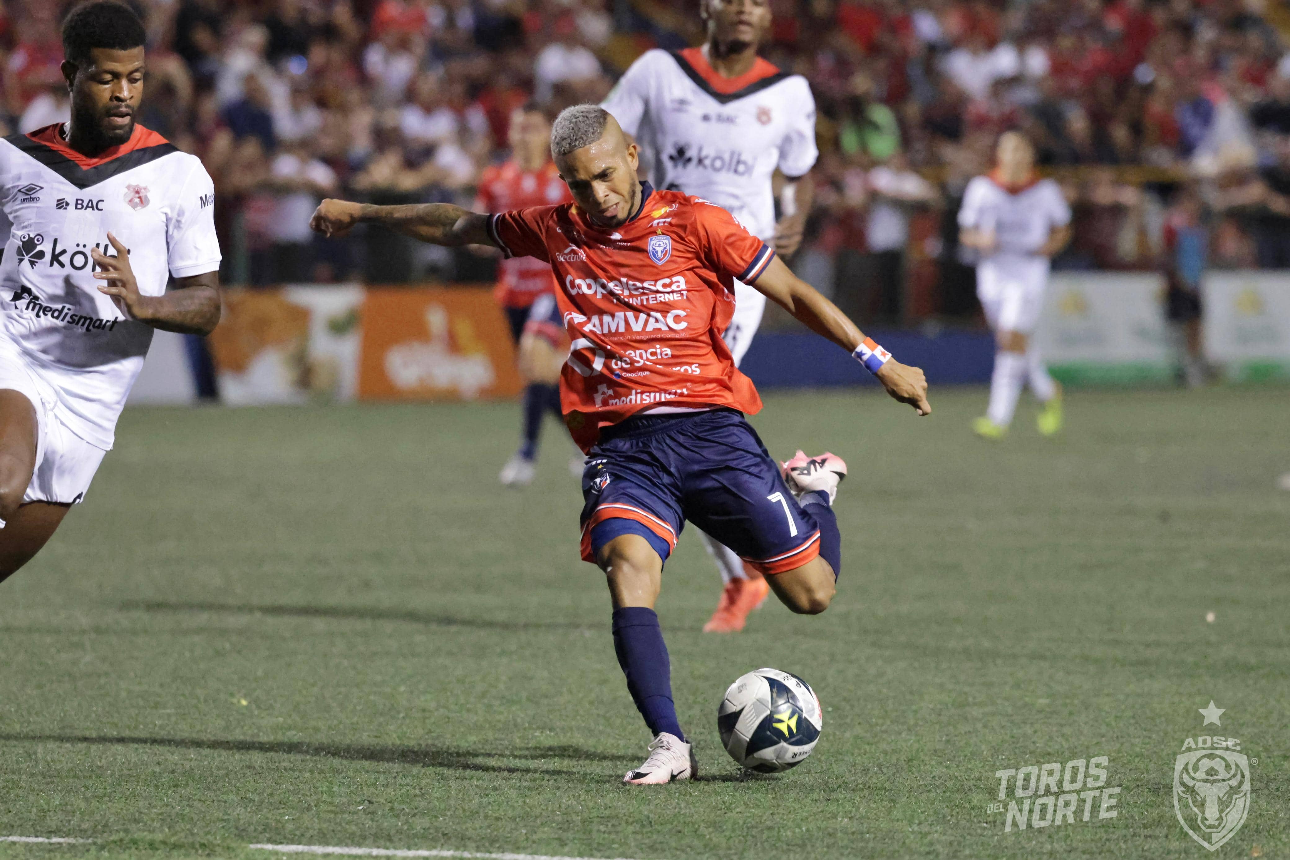 Canchas sintéticas de nuevo son debate en el fútbol tico