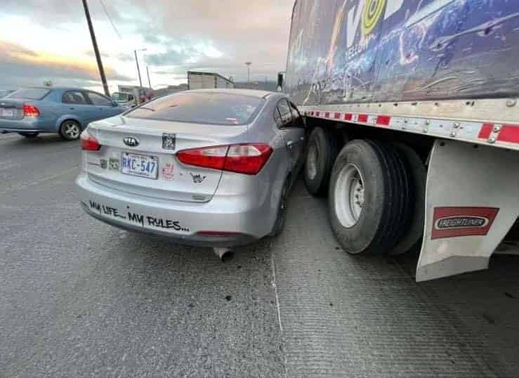 Empresa dueña de camión cisterna tendrá que pagar daños a vehículos afectados por derrame de aceite vegetal en  la vía