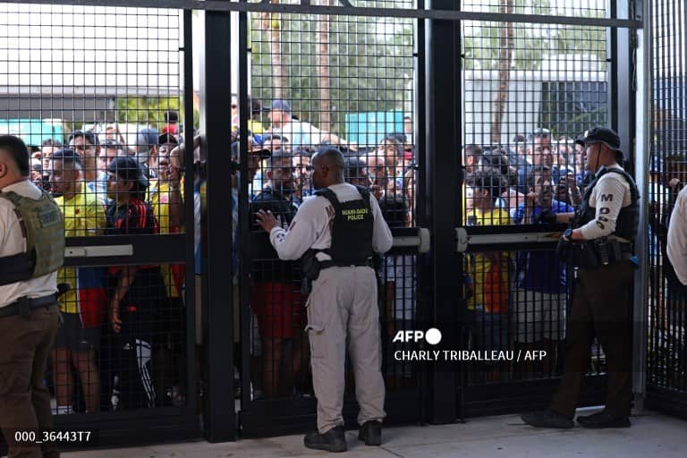 Estampida de aficionados retrasa arranque de la final de Copa América