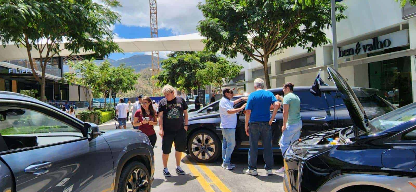 Interesados en adquirir carros eléctricos pudieron manejarlos este fin de semana en feria de movilidad