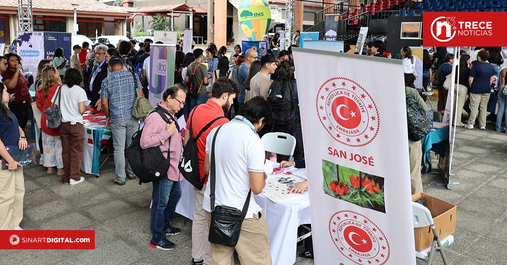 Feria ofrece oportunidades de estudio y becas en el exterior 