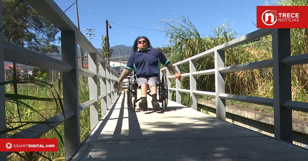 Mejoran puente peatonal en Desamparados