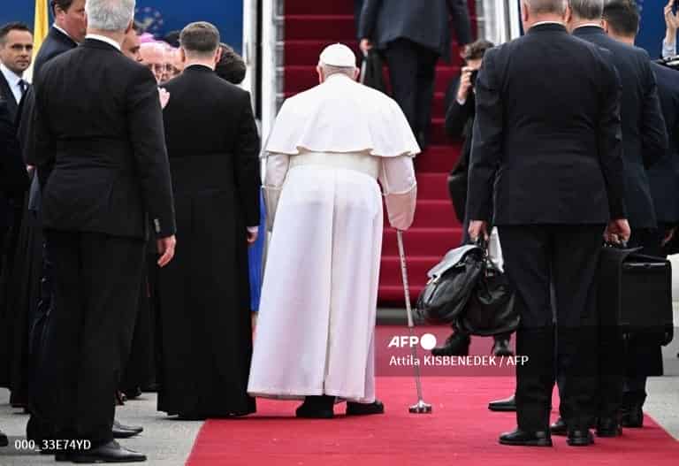 El papa concluye su visita a Hungría con un llamado a favor de los migrantes y la paz