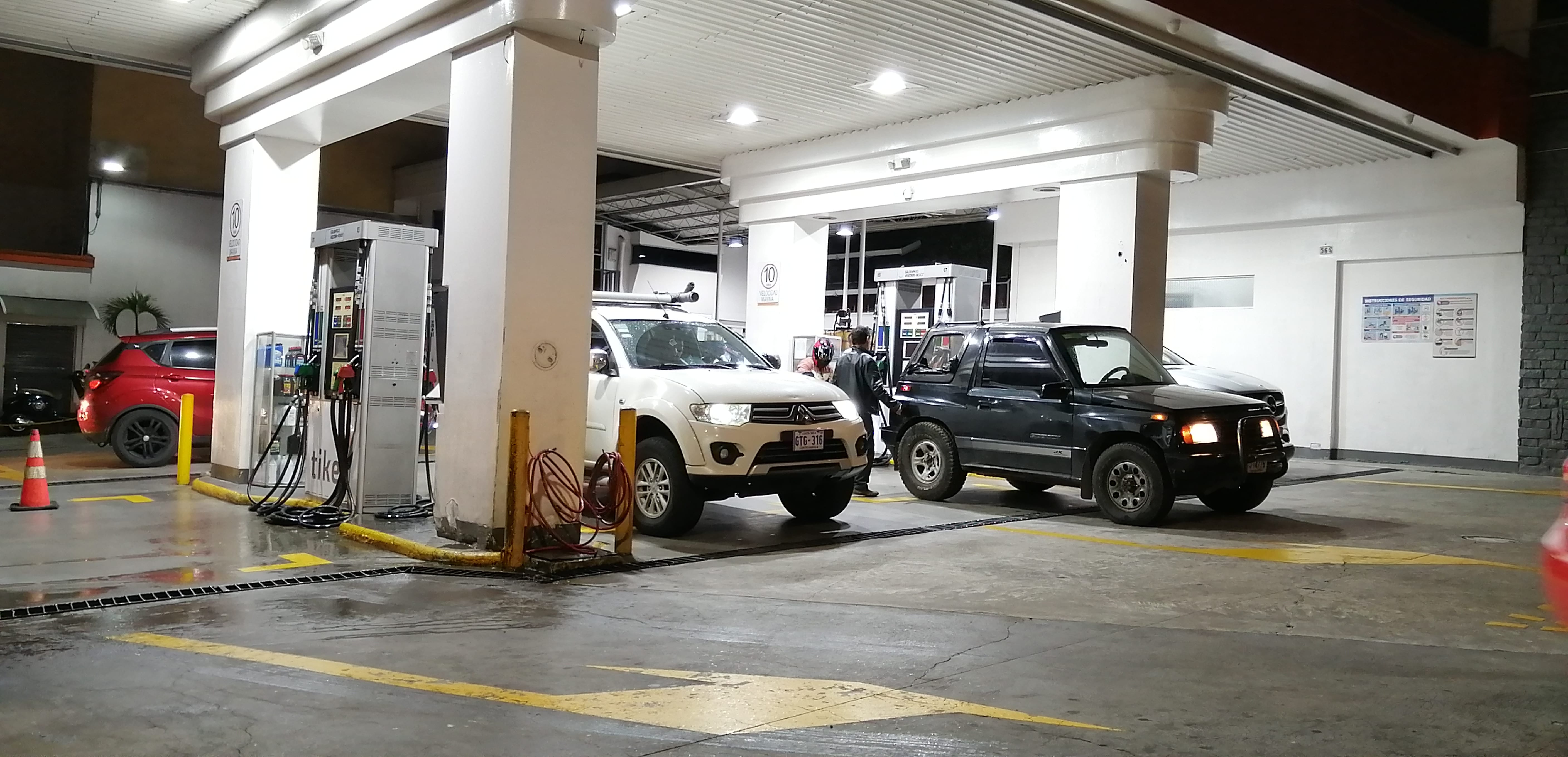 Precios de gasolina y gas se dispararían en setiembre si progresa ajuste extraordinario