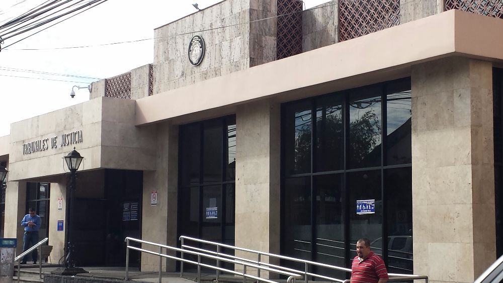 Hombre admite que asfixió y apuñaló a su esposa