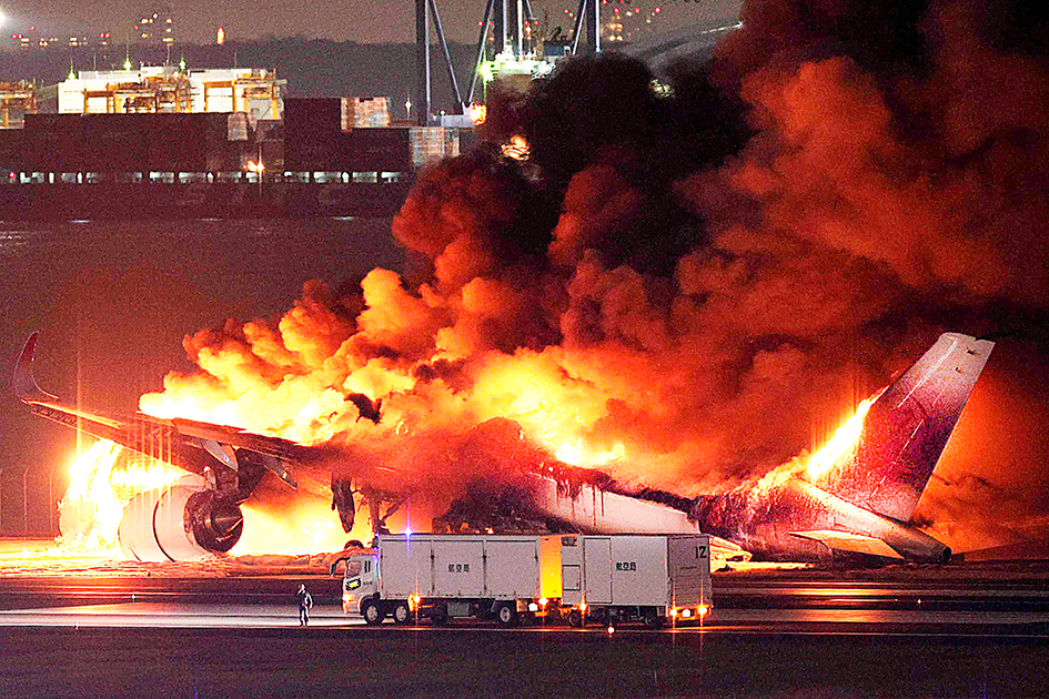 Cinco muertos en colisión de dos aviones en aeropuerto de Japón