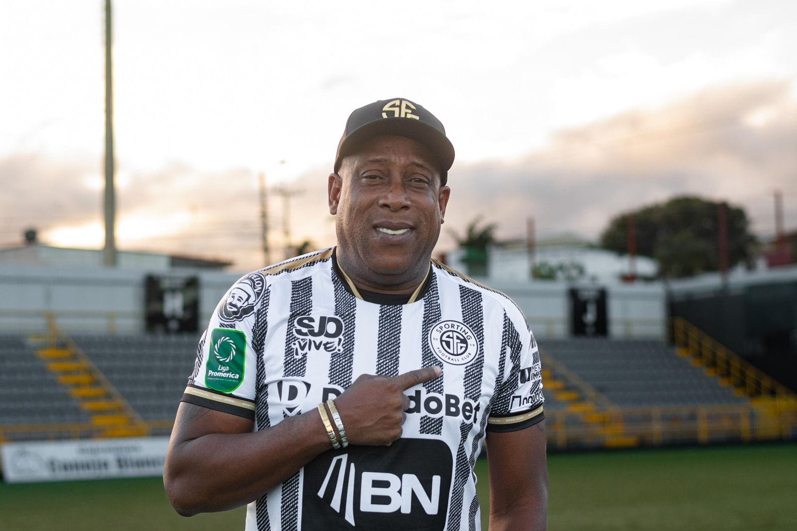 Hernán Medford de nuevo dirigirá en el fútbol costarricense y esta vez con Sporting 