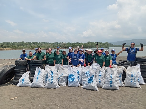 Voluntariado limpia playa Azul en Tárcoles 
