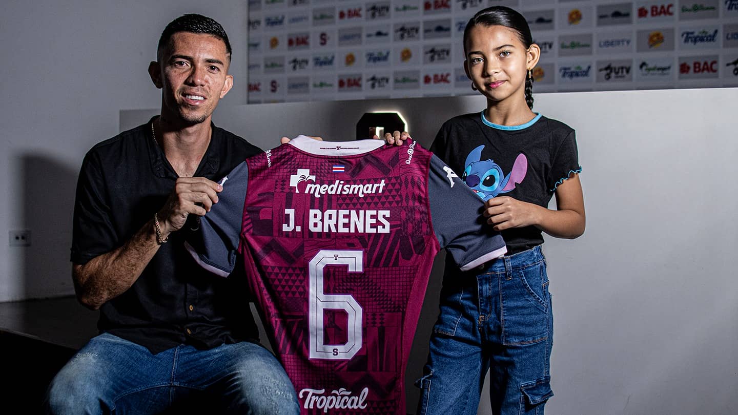 Jefferson Brenes seguirá vestido de morado