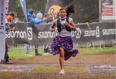Considerada la mejor ultramaratonista de México; una indígena rarámuri que corre con vestimenta típica