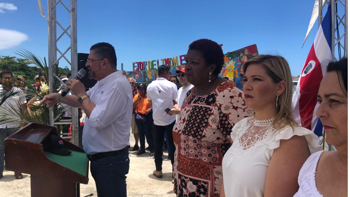 Presidente Chaves culpa a la Contraloría por obstaculizar el progreso económico de Limón