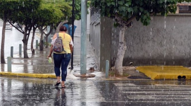 Onda tropical #12 traerá más lluvias y neblina este martes