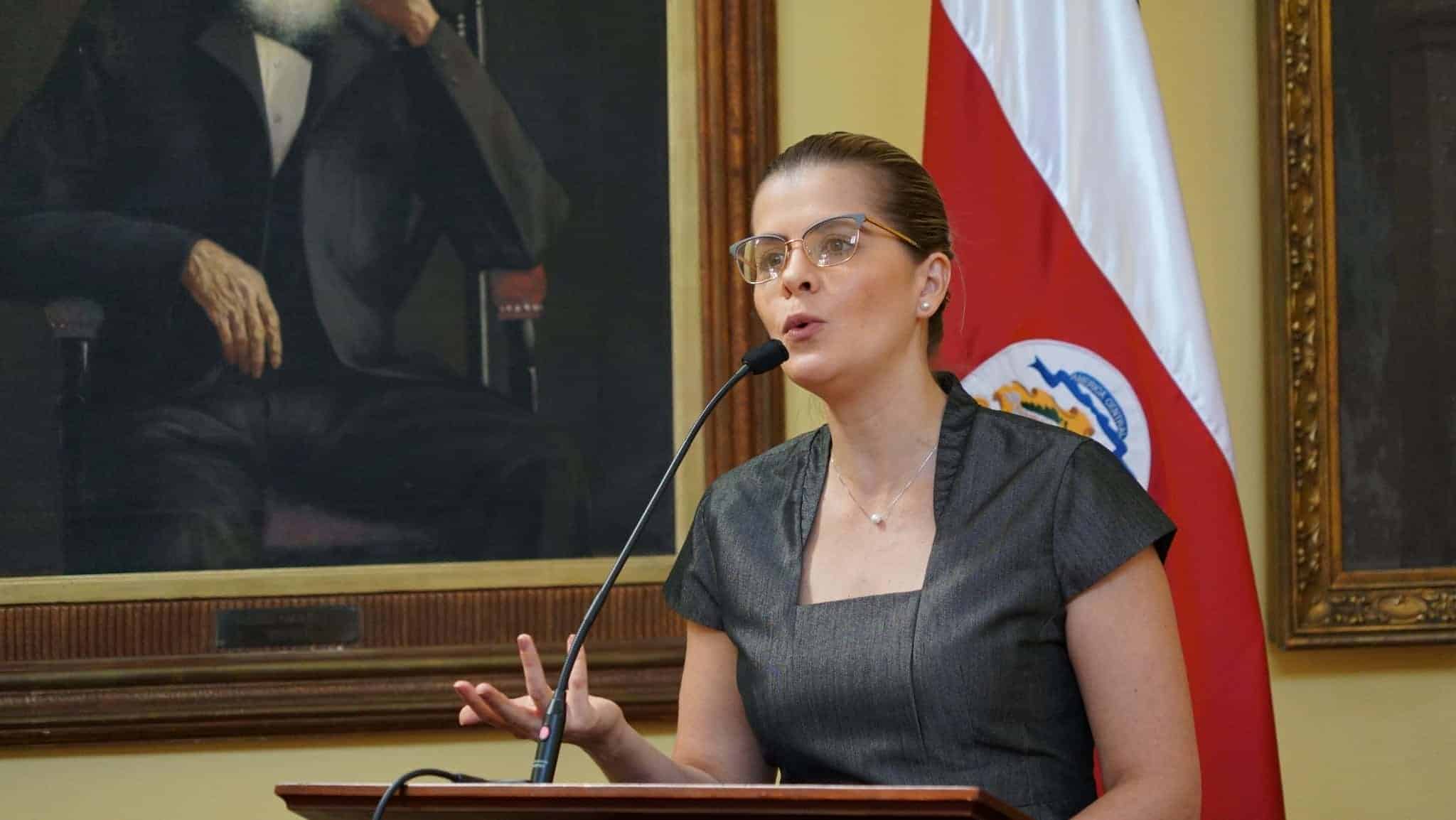 MIDEPLAN avisa a municipalidades que no se pueden excluir de Ley Marco de Empleo Público