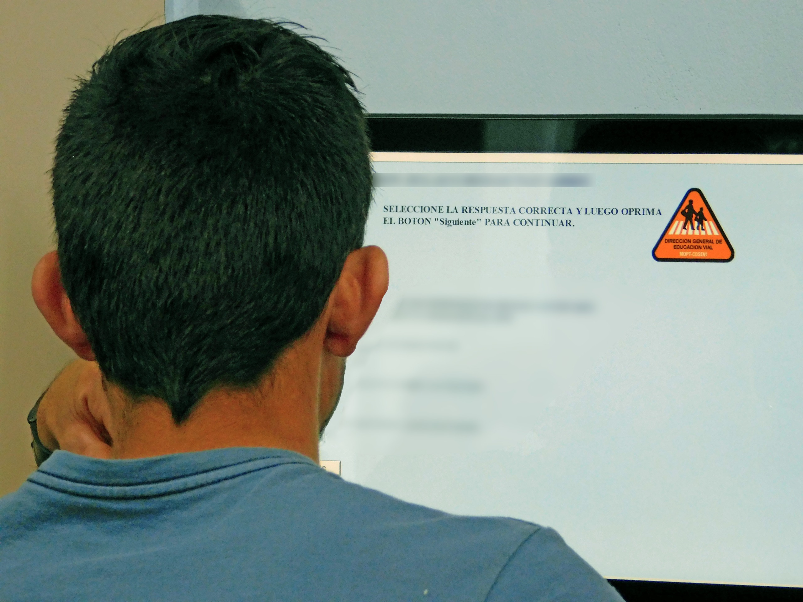 Curso teórico con apoyos educativos para conductores se imparte cada mes en San José