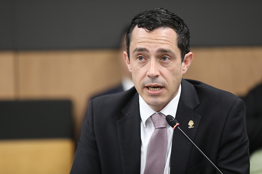 Diputado oficialista denuncia maniobras para atrasar prohibición de explotación de petróleo