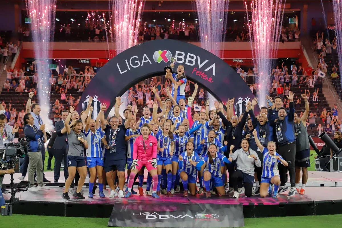 Fútbol mexicano se rinde a los pies de Amelia Valverde