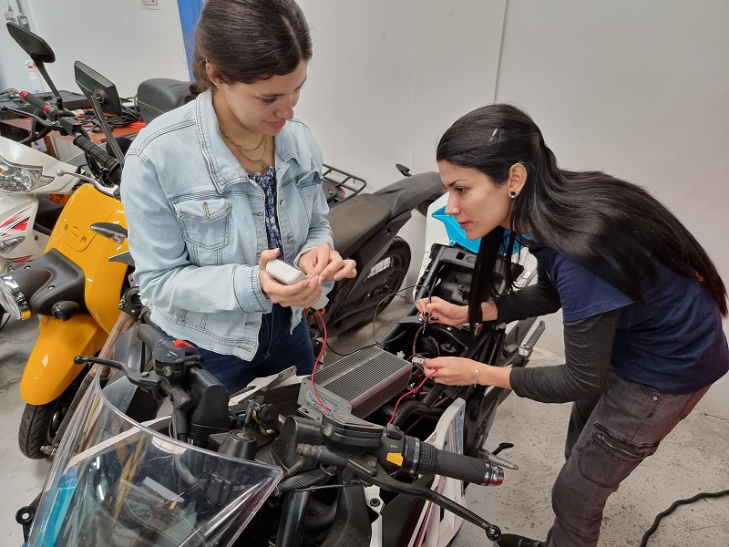 22 mujeres se convirtieron en primeras técnicas en micro movilidad eléctrica