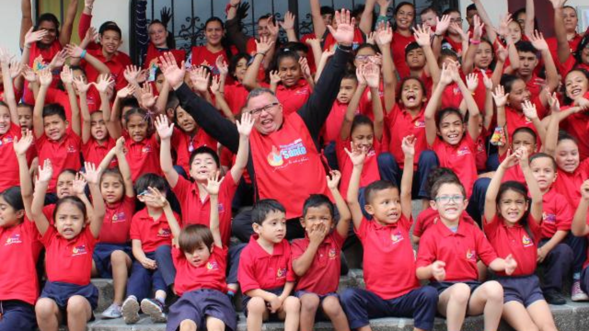 Padre Sergio Valverde: Una vida de servicio reconocida por la Asamblea Legislativa