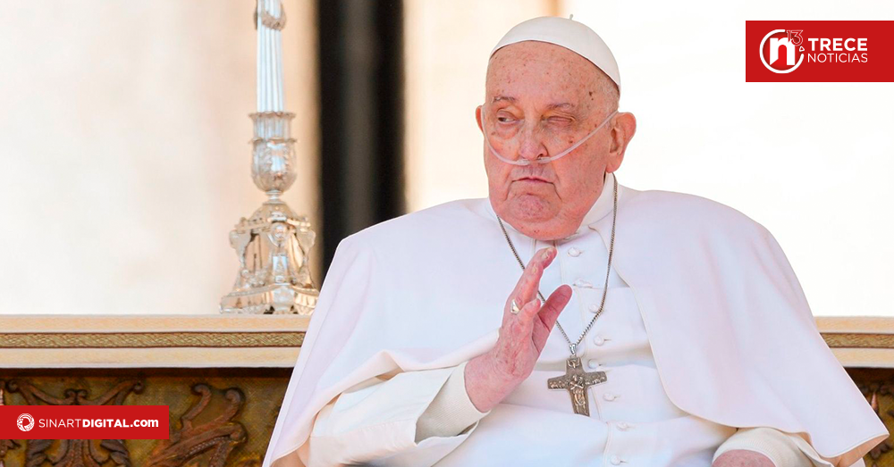 Papa Francisco, convaleciente, aparece por sorpresa en la plaza de San Pedro