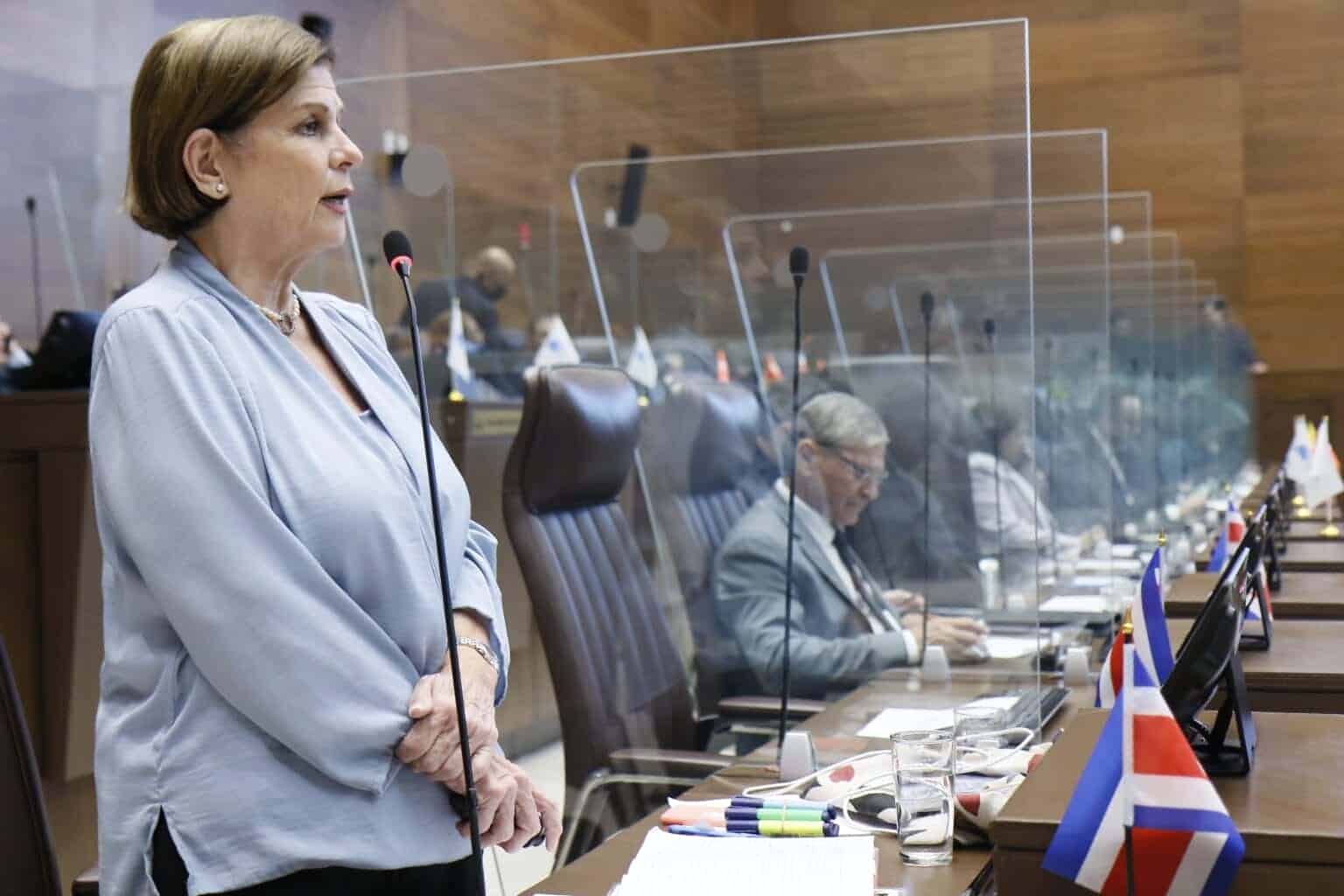 Pilar Cisneros denuncia apoyo anormal de troles