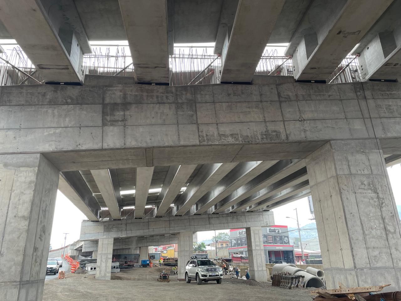 Vecinos de Hatillo piden mayor demarcación y pasos seguros en construcción de nueva obra vial
