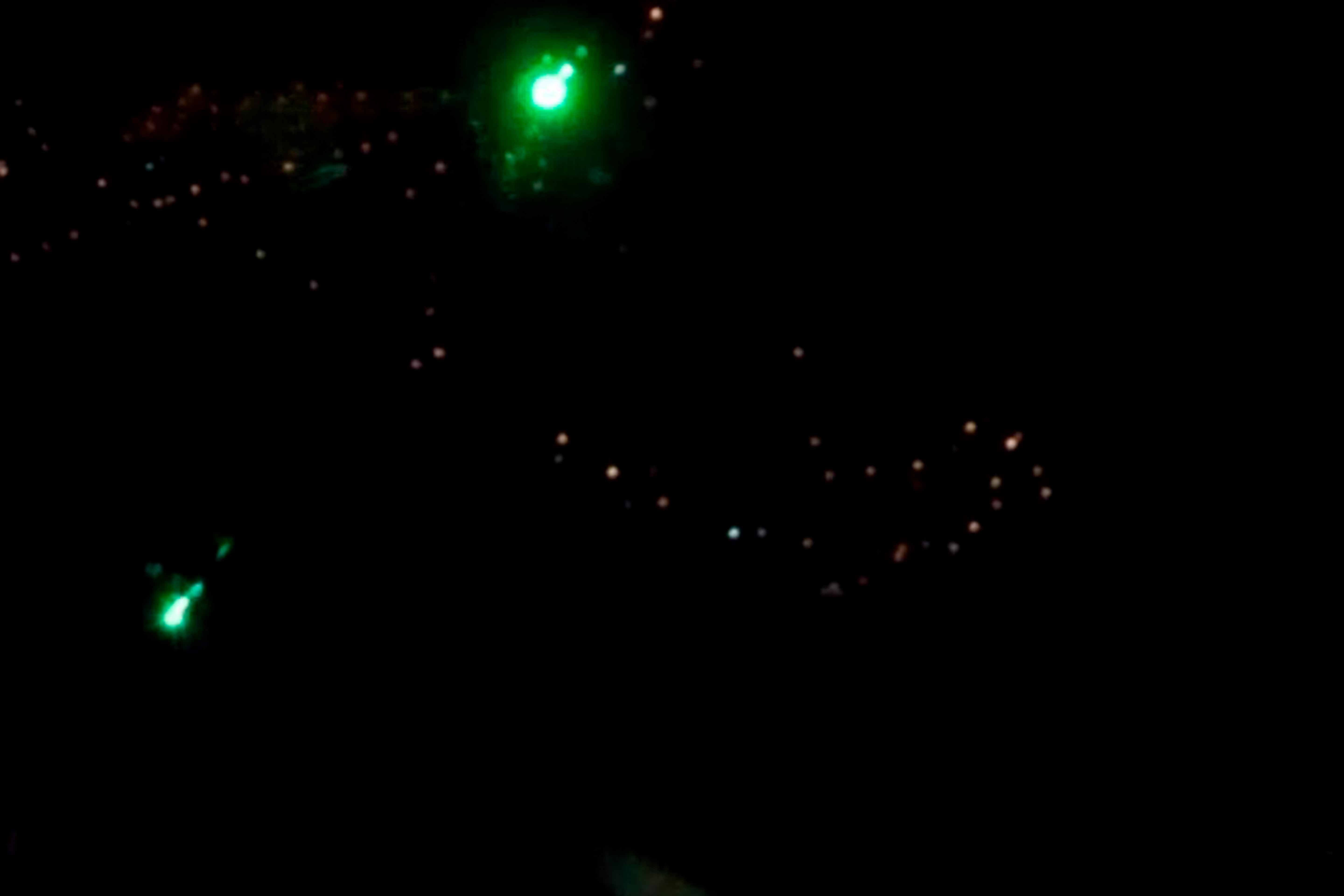 Autoridades preocupadas por láser que apunta hacia los aviones cuando van a aterrizar