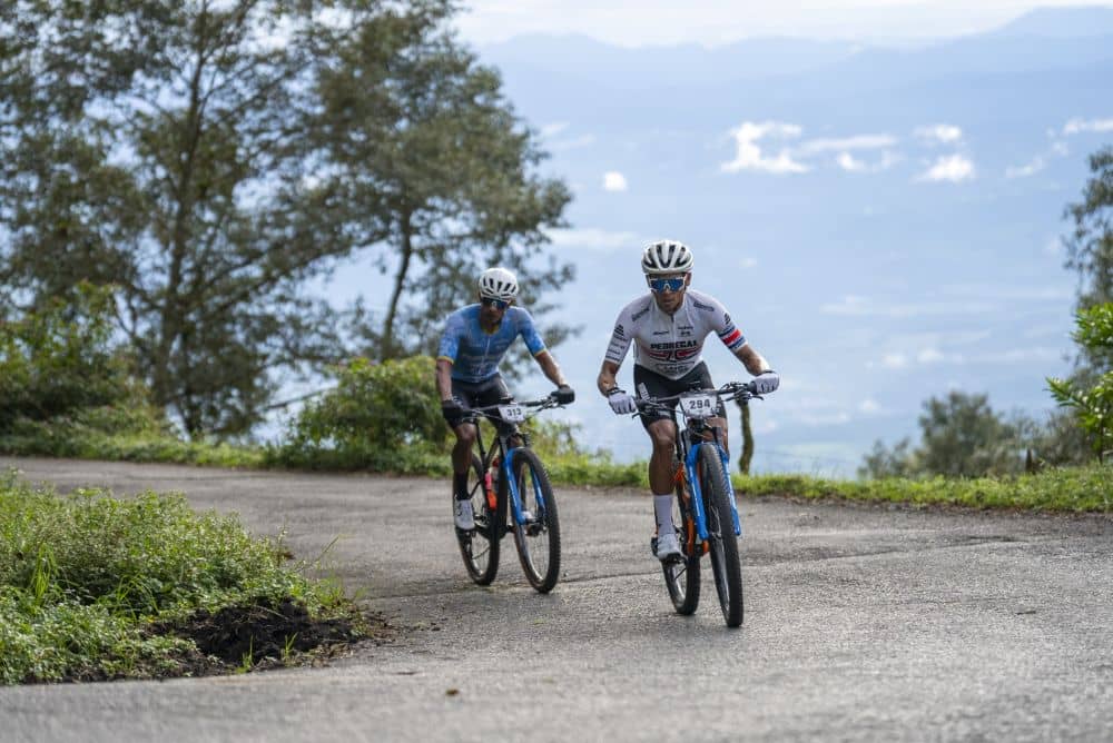 Villalobos y Espinoza ganaron segunda etapa de la Ruta