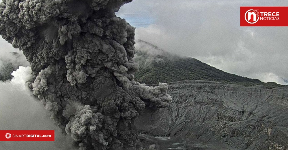 Volcán Poás lanza columna de gases 