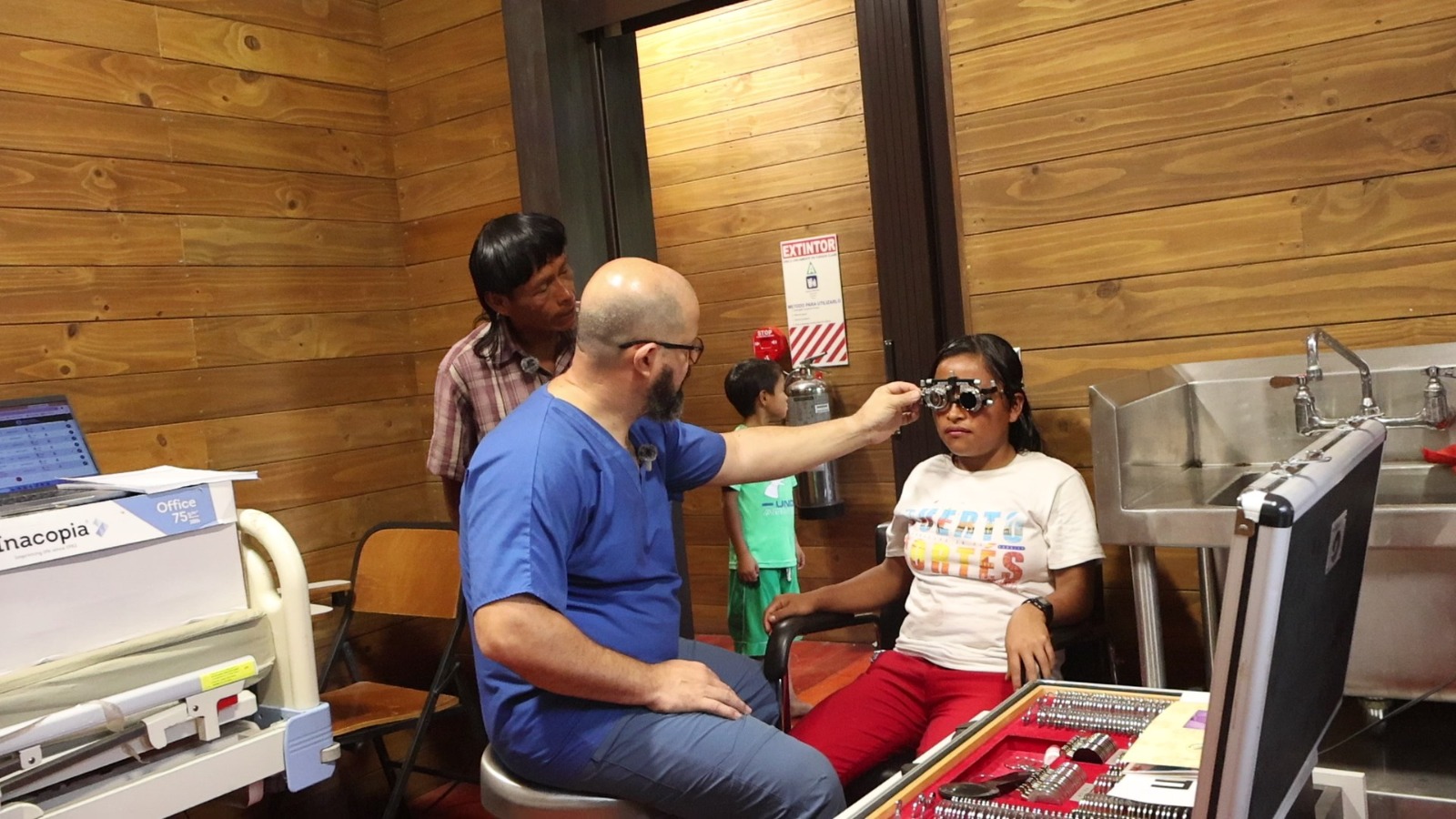 CCSS atendió a 248 personas con salud visual en comunidades indígenas de Talamanca