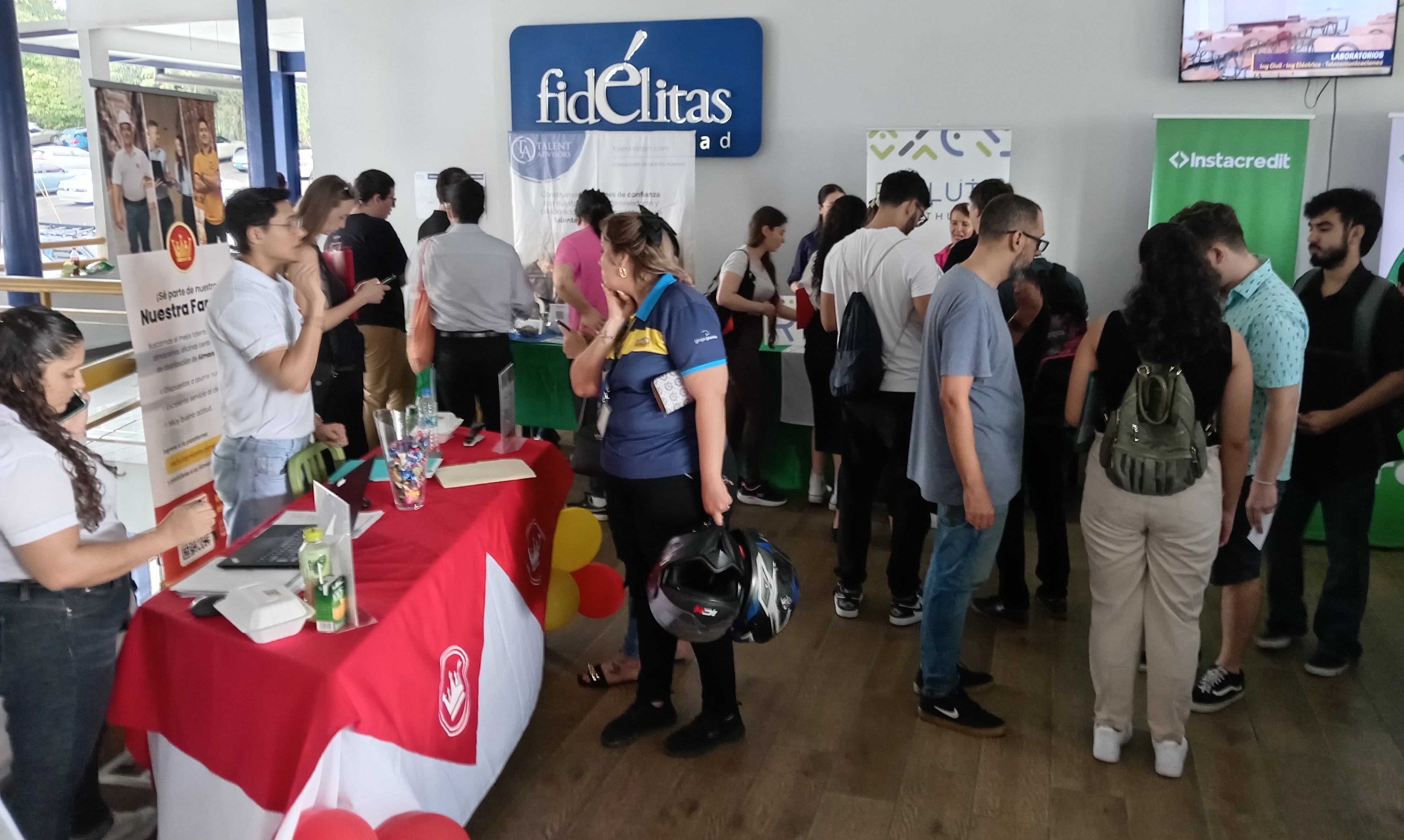 Tome nota si participa en una feria de empleo 