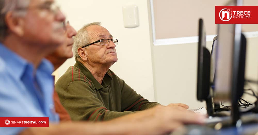 Ayude a la población adulta mayor a cumplir sus metas tecnológicas este 2025