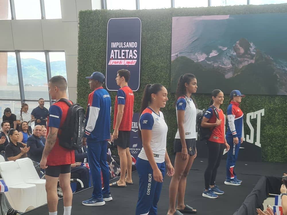 Atletas olímpicos ya visten sus uniformes olímpicos