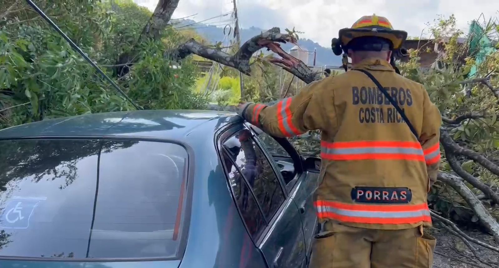 Cuerpo de Bomberos atendió 119 emergencias por fuertes vientos