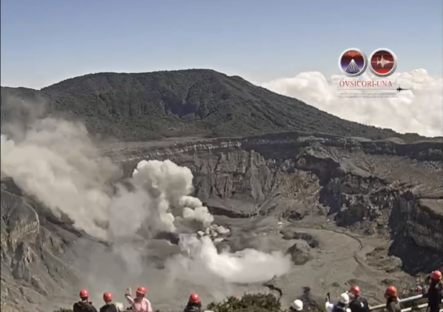 Volcán Poás está expulsando ceniza nuevamente