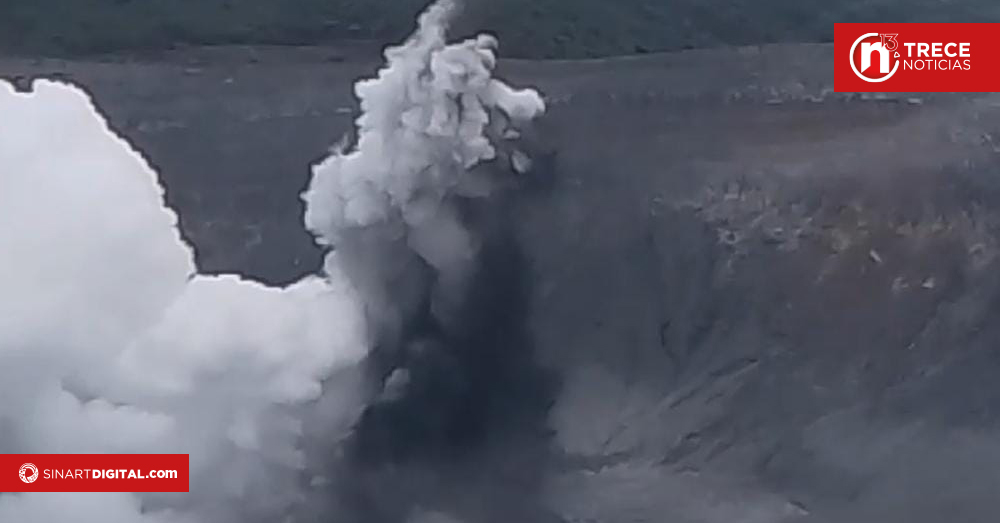 El volcán Poás sigue expulsando material incandescente y ceniza